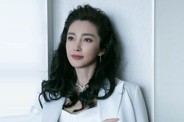 唐小雁:17岁被强奸,因做老鸨入狱,最后嫁给知名导演逆天改命