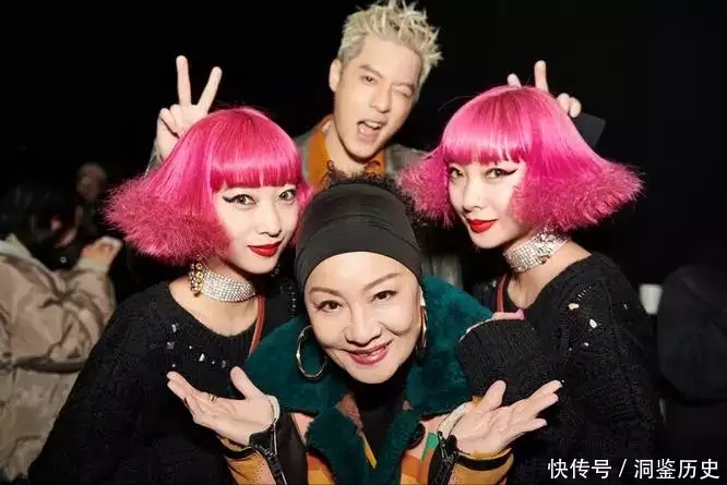 120寸的电视像瑜伽垫一样卷起来,撒贝宁玩海信的可折叠激光电视了解“家是什么?