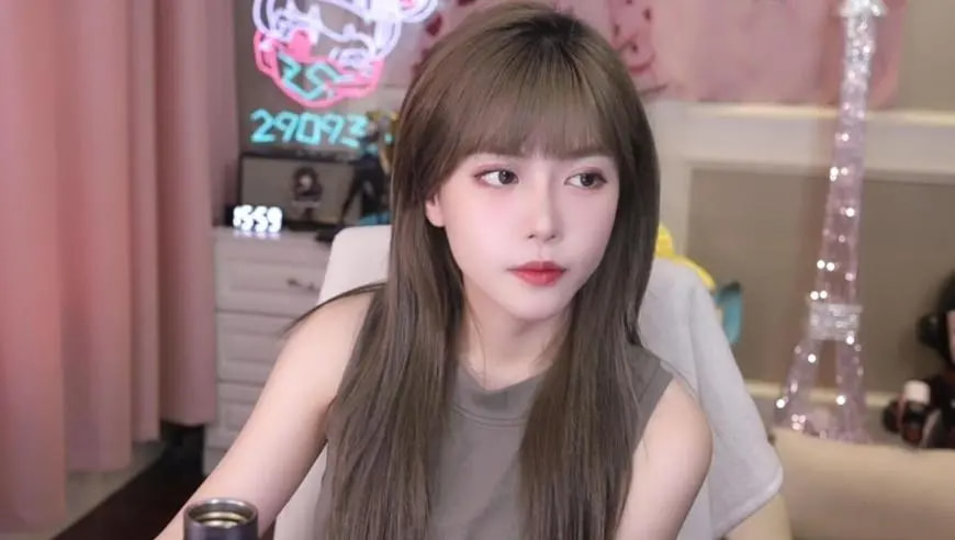 演员何音,与黄志忠离婚后,再婚嫁小9岁丈夫,一起养大前夫儿子