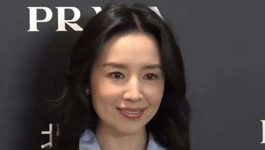 演员何音,与黄志忠离婚后,再婚嫁小9岁丈夫,一起养大前夫儿子