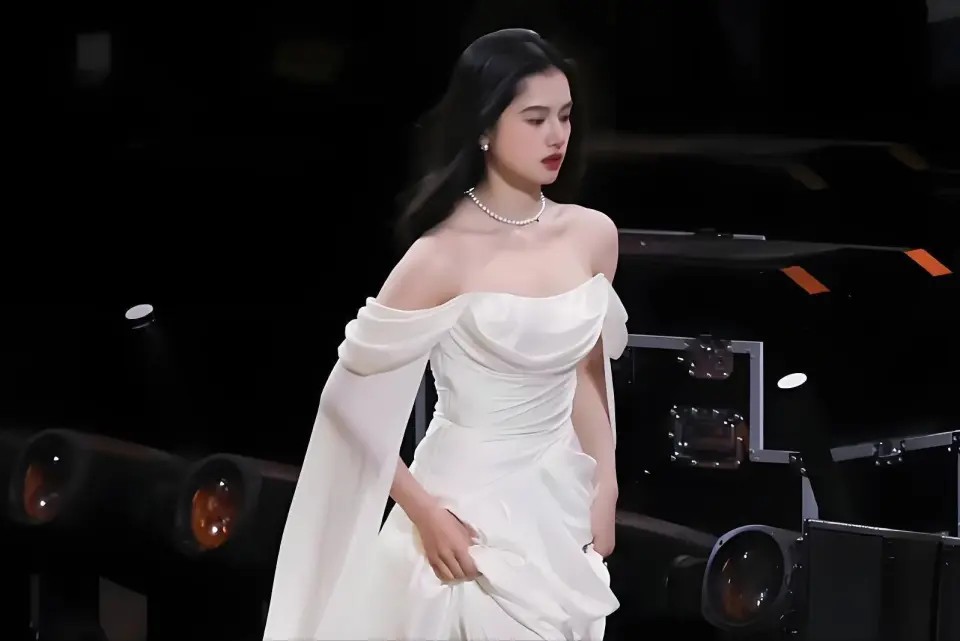 亲妈干妈都是导演都捧不红,他娶妻改名后却火了