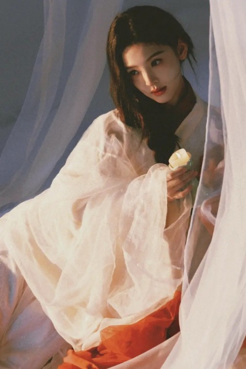 陈晓瘦脱相，脸颊凹陷颧骨突出瘦到认不出，长发造型撞脸谢霆锋